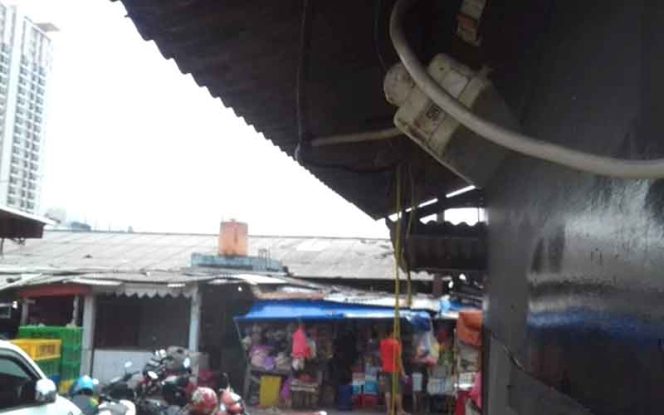 
					Listrik di Pasar Kemirimuka diduga rawan pencurian. 