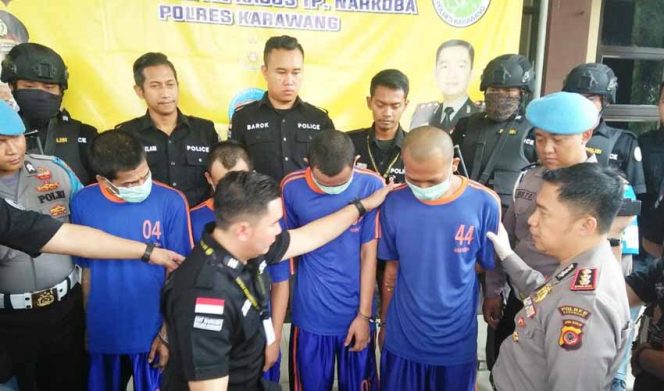 
					Polisi mengamankan empat orang tersangka di dua tempat berbeda.