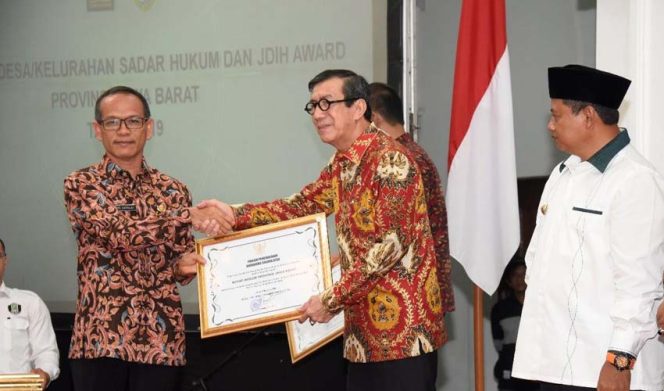 
					Yasonna H. Laoly dan Wakil Gubernur Jawa Barat, UU Ruzhanul Ulum kepada Asisten Administrasi Pemerintah Kabupaten Bogor, Yous Sudrajat di Gedung Sate, Jalan Diponegoro