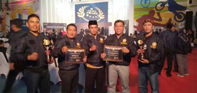 
					Camat Cinere, Manguluang Mansur (dua kanan) saat menerima penghargaan. 