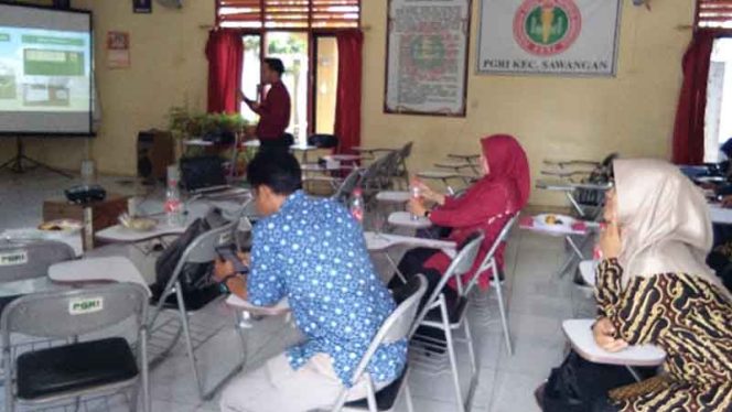
					Suasana penilaian kinerja Kepala Sekolah SD swasta di Sekretariat PGRI Kecamatan Sawangan. 