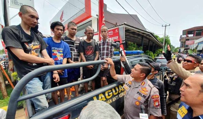 
					Tujuh orang pemuda diamankan petugas Kepolisian Resort Metro (Polrestro) Depok.