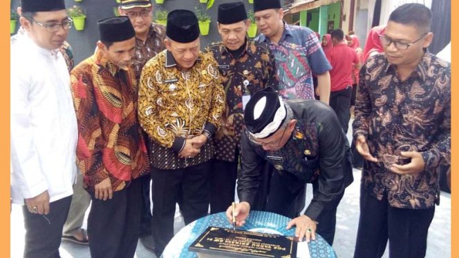 
					Wali Kota Depok, Mohammad Idris membubuhkan tanda tangan peresmian Posyandu Srikaya di RW 04, Kelurahan Cinangka. 