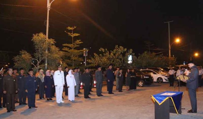 
					Wakil Wali Kota Bekasi Tri Adhiyanto melantik puluhan pejabat struktural Eselon IIIA, IIIB dan IVA di kantor Dinas Perhubungan Kota Bekasi, Senin, (2/12).