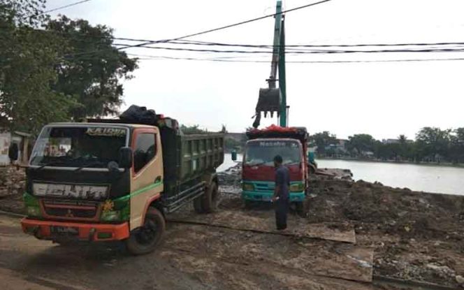 
					Truk pengangkut lumpur yang diprotes warga lantaran bikin kotor.