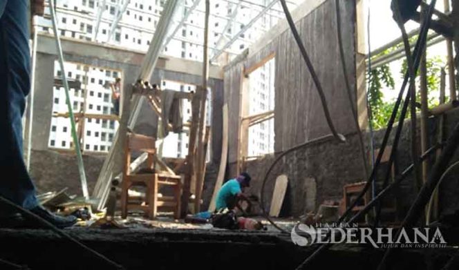 
					Salah satu proyek Sarpras di sekolah yang melebihi batas waktu pengerjaannya. 