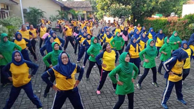 
					Senam bersama anggota Persit Koramil Sukmajaya dengan anggota Bhayangkari Polsek Sukmajaya di Mapolsek Sukmajaya.