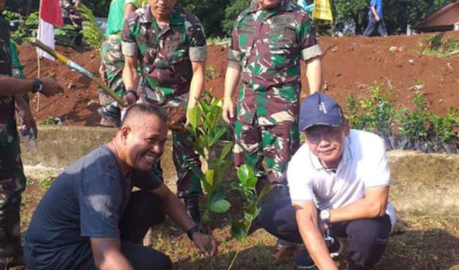 
					Kasdam Jaya Brigjen TNI Muhammad Saleh Mustafa bersama tokoh masyarakat Depok, H. Yahman saat menanam pohon di Situ Sidamukti, Sukmajaya, Depok, Sabtu (14/12).