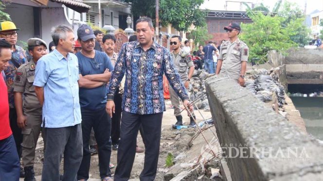 
					Tanggul Kali Cakung yang berada di Perumahan Cahaya Kemang Permai, Kelurahan Jatimakmur, Kecamatan Pondokgede jebol untuk kali ketiga kalinya.