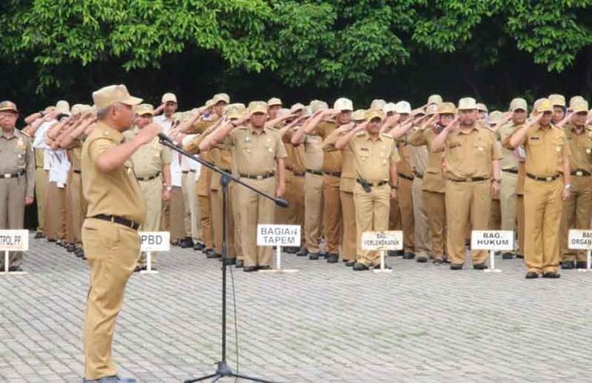 
					Wali Kota Bekasi, Rahmat Effendi saat apel pagi di Plaza Pemkot.