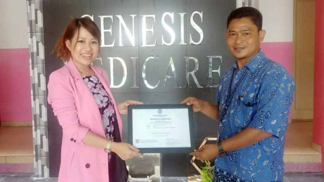 
					Kepala SMP Genesis Medicare Gustian Maskat bersama Kepala SMK Genesis Medicare Ruth Octavia menunjukkan sertifikat akreditasi A dari Badan Akreditasi Nasional Sekolah/Madrasah.