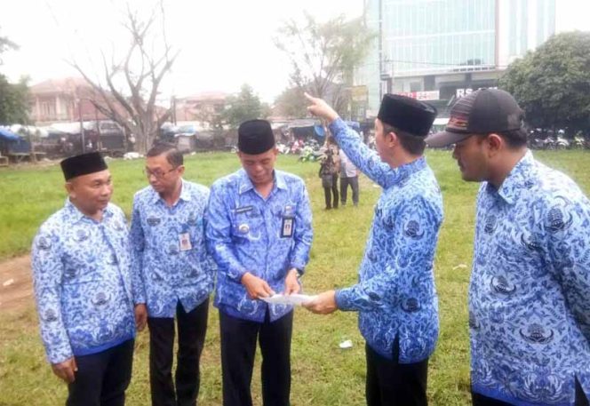 
					Wakil Walikota Bogor, Dedie A Rachim, meninjau langsung lokasi yang akan dijadikan alun-alun.