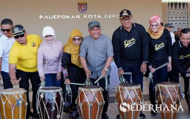 
					Walikota Depok, Mohammad Idris bersama Wakil Walikota Depok Pradi Supriatna dan unsur Forkompimda memukul bedug tanda diresmkikannya penggunaan alun-alun Kota Depok di Jalan Boulevard, GDC.