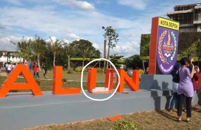 
					Salah satu neon box Alun-alun Kota Depok mengalami kerusakan pasca peresmian.