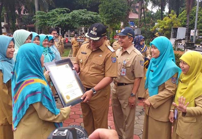 
					Wakil Wali Kota, Pradi Supriatna saat menyerahkan piagam terkait akreditasi Puskesmas.