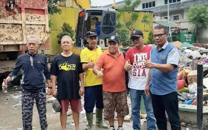 
					Arwis Sembiring Anggota DPRD Kota Bekasi bersama kader, serta Lurah Kranji.