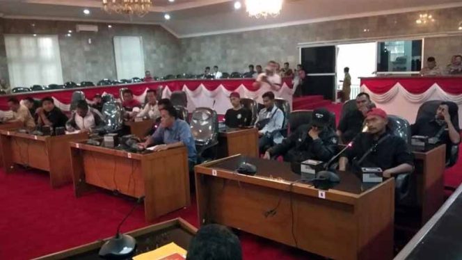 
					Puluhan Masyarakat Peduli Pedagang Pasar Pelita, mendatangi kantor DPRD Kota Sukabumi.