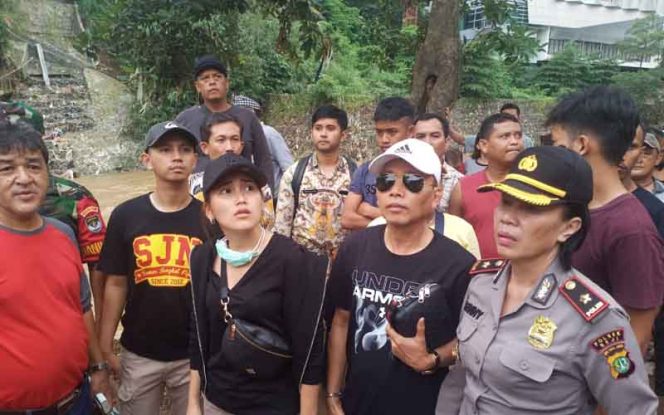 
					Pedangdut Ayu Ting Ting didampingi, Abdul Rojak, ayahnya ke lokasi korban banjir.