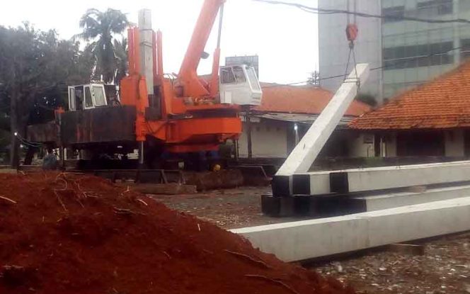 
					Saluran yang ada di depan pintu masuk area pembangunan tertutup tanah serta batu. Akibatnya, air yang ada di saluran tidak dapat mengalir.