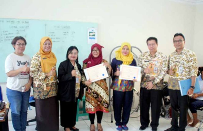 
					Usai penyerahan sertifikat BLKLN foto bersama Kadisnaker Kota Depok.