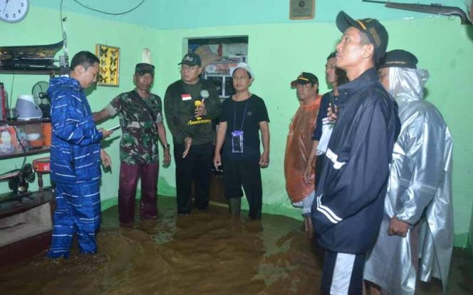 
					Wakil Wali Kota Depok, Pradi Supriatna tinjau lokasi banjir di RW 04 dan 06 Kukusan. 