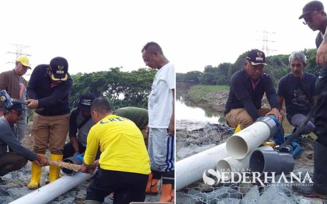 
					Walikota Bekasi, Rahmat Effendi bersama jajarannya turun langsung membantu warga memasang pipa mesin pompa air.
