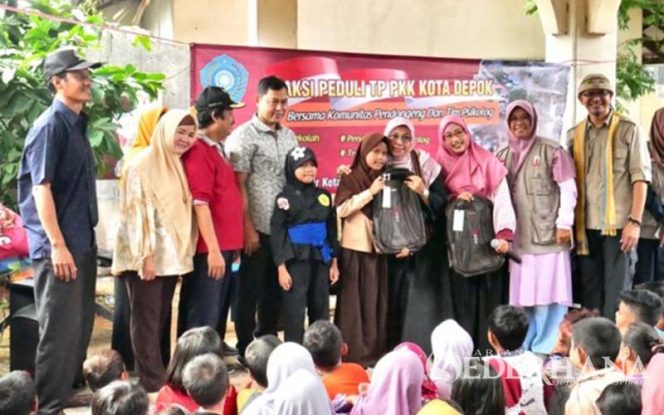 
					TP PKK Kota Depok memberikan paket peralatan sekolah dan sembako kepada masyarakat yang terdampak bencana banjir dan longsor, dalam aksi peduli di RW 28 Kelurahan Abadijaya, Kecamatan Sukmajaya.