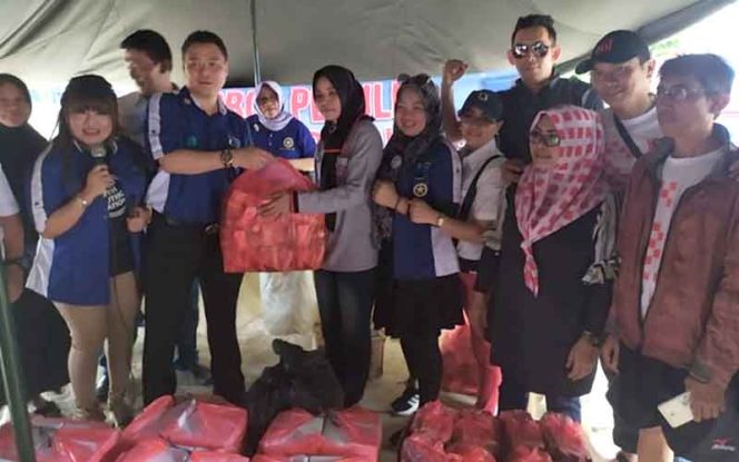 
					Star Billionaires Club (SBC) Bio Spray dan Organisasi Solidaritas Merah Putih melakukan bakti sosial peduli terhadap para korban banjir.