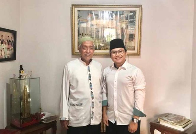 
					Bayu Adi Permana (kanan) saat mengunjungi Wakil Wali Kota Depok, Yuyun Wirasaputra di kediamannya.