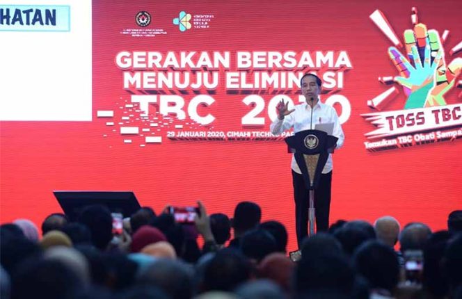 
					Presiden RI, Joko Widodo di sela-sela acara Pencanangan Gerakan Maju Bersama Menuju Eliminasi Tuberkulosis (TBC) 2030 di Cimahi Techno Park, Kota Cimahi, Rabu (29/01).
