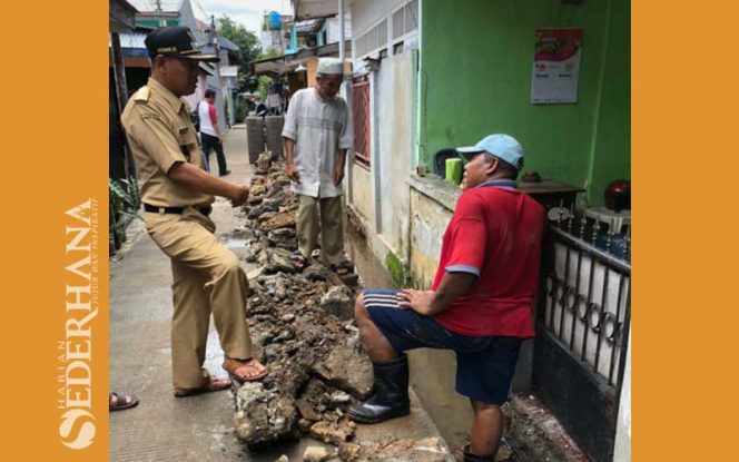 
					Lurah Depok Jaya, Herman bersama warga membersihkan saluran air di RT 4, RW 14, Kelurahan Depok Jaya.