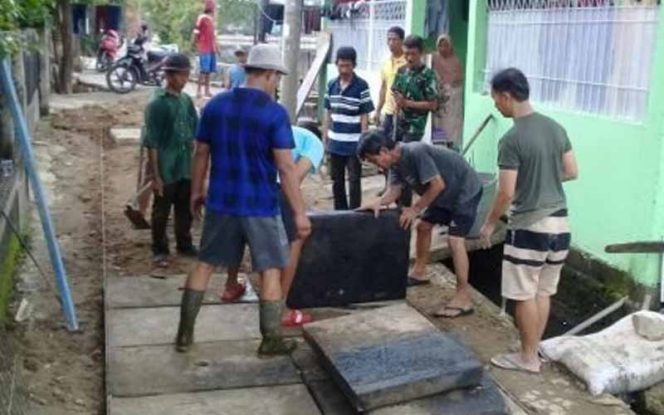 
					Suasana kerja bakti di saluran air Situ Pladen, Kelurahan Beji, Kecamatan Beji.
