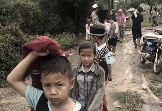 
					Anak-anak korban bencana banjir bandang dan tanah longsor di Kampung Nyungcung, Desa Cisarua, Nanggung, Kabupaten Bogor.