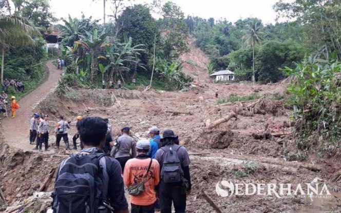 
					.Lima desa di Kecamatan Sukajaya, Kabupaten Bogor masih terisolir usai bencana banjir dan longsor.
