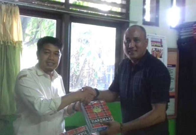 
					Anggota Komisi 4 DPRD,  Hasbullah Rahmad memberikan simbolis perlengkapan sekolah kepada korban banjir.