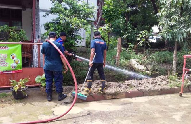 
					Tim K3 paska banjir masih terlihat melakukan aktifitas pembersihan kawasan dari sampah dan lumpur.