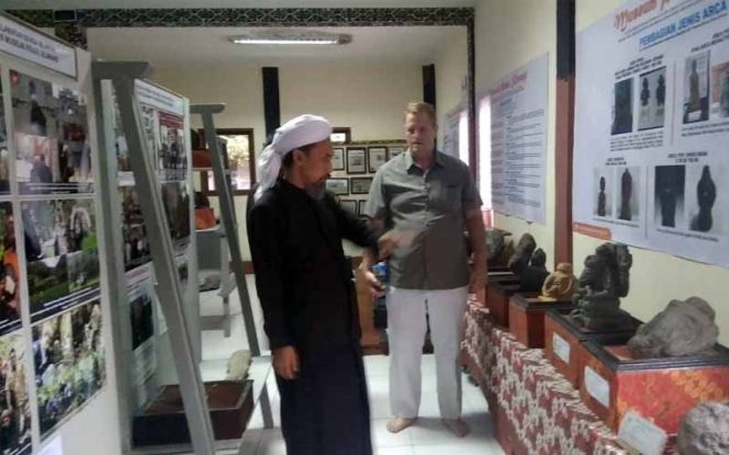 
					Bule asal Kanada Mr Petter, mengunjungi Museum Prabu Siliwangi yang berlokasi di Ponpes Dzikir Al-Fath, Gunungpuyuh, Kota Sukabumi.