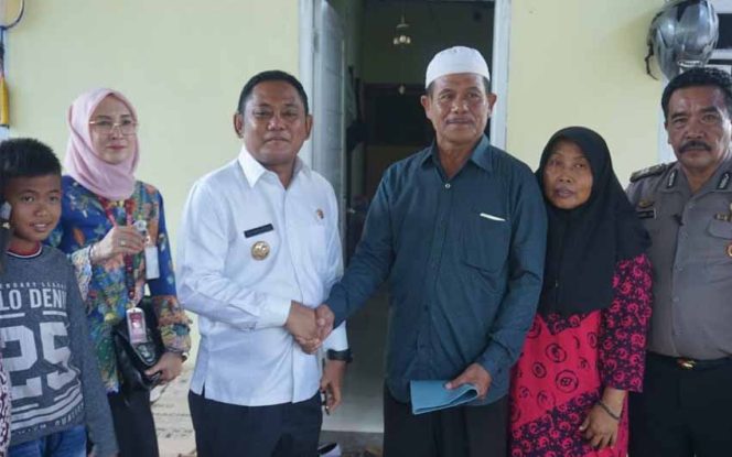 
					Bupati Bekasi, Eka Supria Atmaja mengunjungi Keluarga Husnia Mahasiswi Asal Kabupaten Bekasi yang terisolir di Wuhan, Tiongkok.