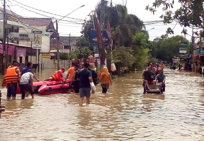 
					Sejumlah warga Kota Bekasi yang menjadi korban banjir.
