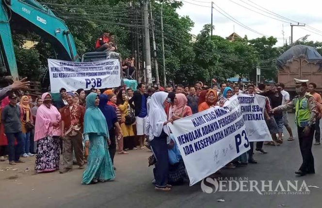 
					Para Pedagang Pasar Bantargebang Kota Bekasi, menggelar aksi unjukrasa di depan pasar, tepatnya di Jalan Raya Siliwangi.