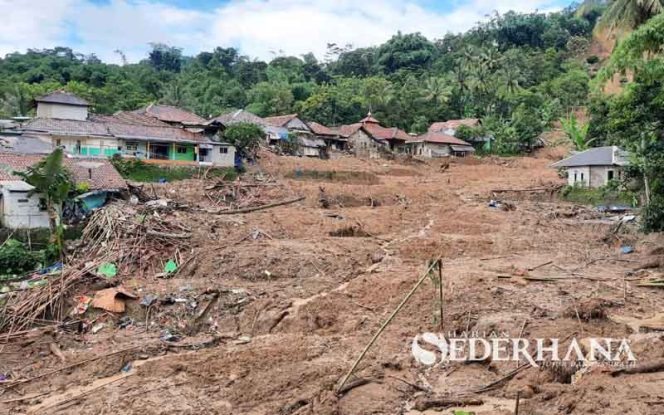 
					Kondisi Desa Cileuksa yang belum bisa diakses menggunakan kendaraan, baik roda 4 maupun roda 2.