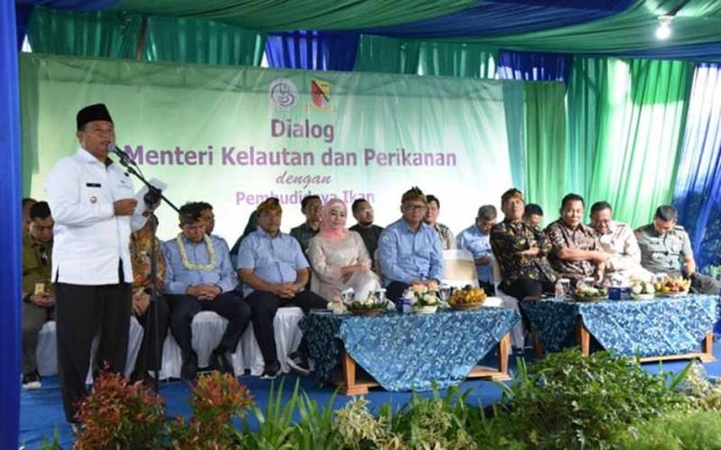 
					Dialog Menteri Kelautan dan Periknan dengan pembudidaya ikan di Kampung Parung Serab, Soreang, Kabupaten Bandung. 
