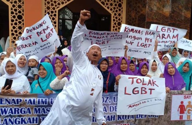 
					Ratusan jemaah majelis taklim yang ada di Depok menolak keras adanya aktivitas dan mendukung razia terhadap perilaku LGBT.