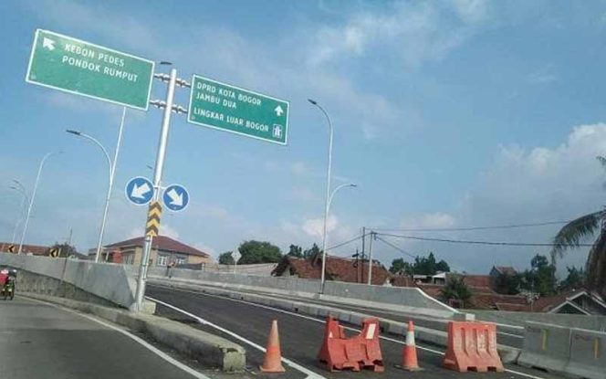 
					fly over di Jalan RE Martadinata belum bisa digunakan.