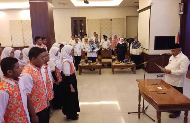 
					Wali Kota Depok, Mohammad Idris melantik pengurus Forum Anak Kota Depok periode 2020-2022 di Aula Teratai, Balai Kota Depok, Jalan Raya Margonda, Rabu (29/01).