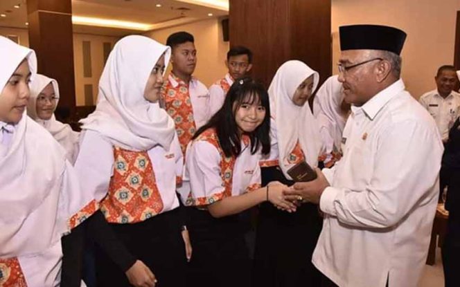 
					Wali Kota Depok, Mohammad Idris saat melantik pengurus Forum Anak Kota Depok.