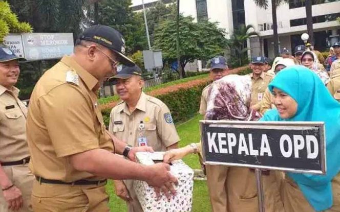 
					Wakil Wali Kota, Pradi Supriatna pimpin penggalangan dana bagi korban terdampak banjir.