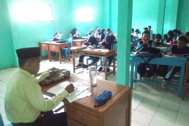 
					Untuk menjadi Jurnalis, Indra Gunawan memulai profesi sebagai seorang guru.