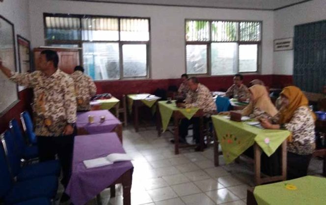 
					Rapat kepala sekolah di antaranya membahas Bio UN dan peduli korban banjir.