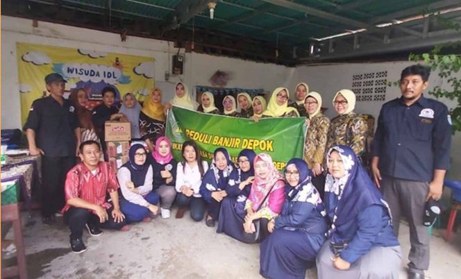 
					Jajaran Ikatan Adhyaksa Dharmakarini (IAD) wilayah Kota Depok memberikan bantuan masyarakat  korban banjir. 